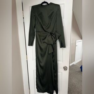 Like new. Mac Duggal LONG SLEEVE STRUCTURED BOW GOWN Size 4 only worn once.